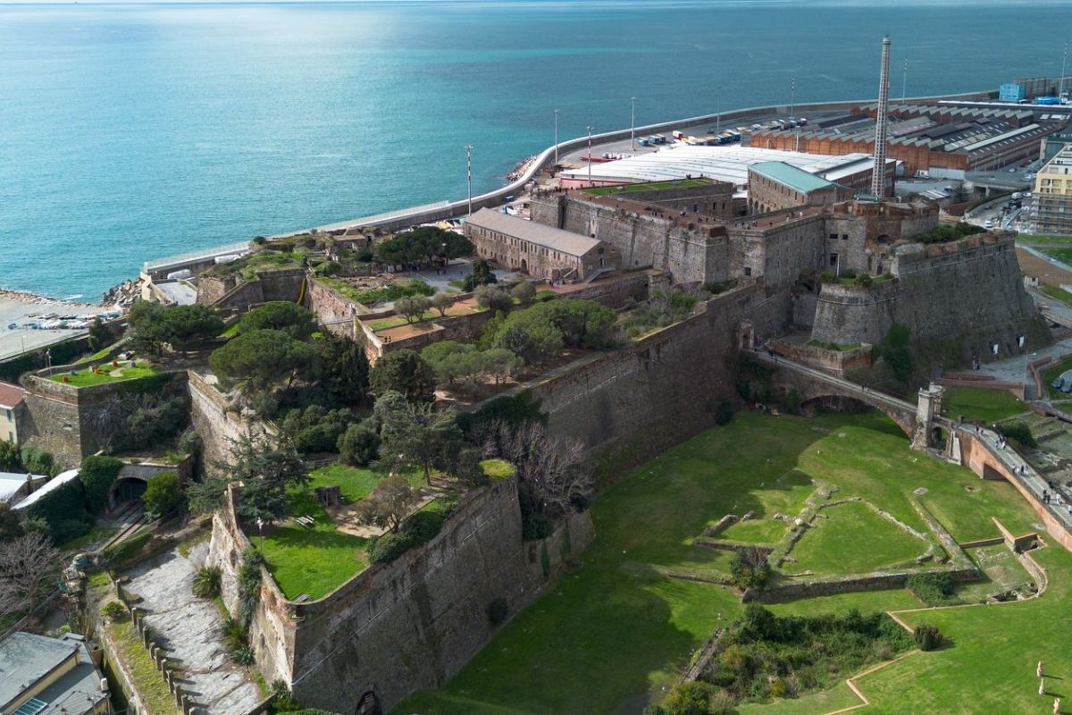 Vista panoramica della Fortezza del Priamar e del porto di Savona