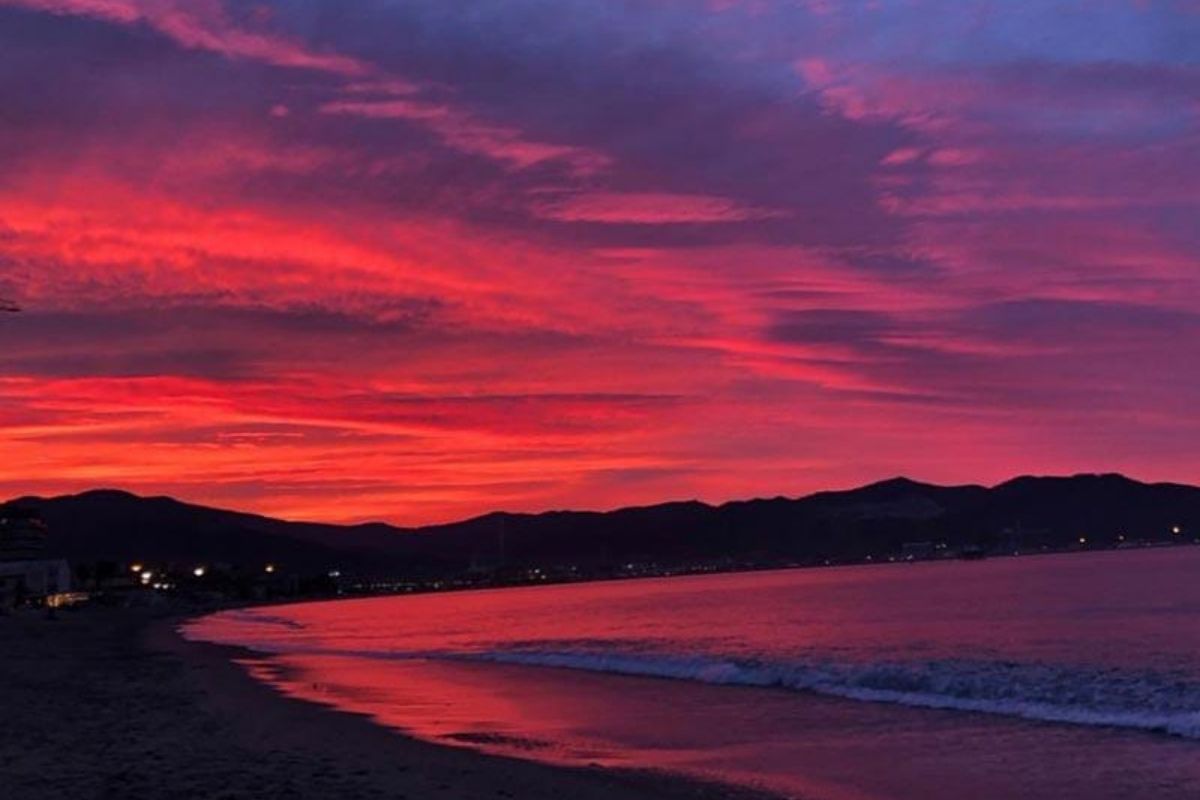 Scorcio della passeggiata costiera di Savona al tramonto