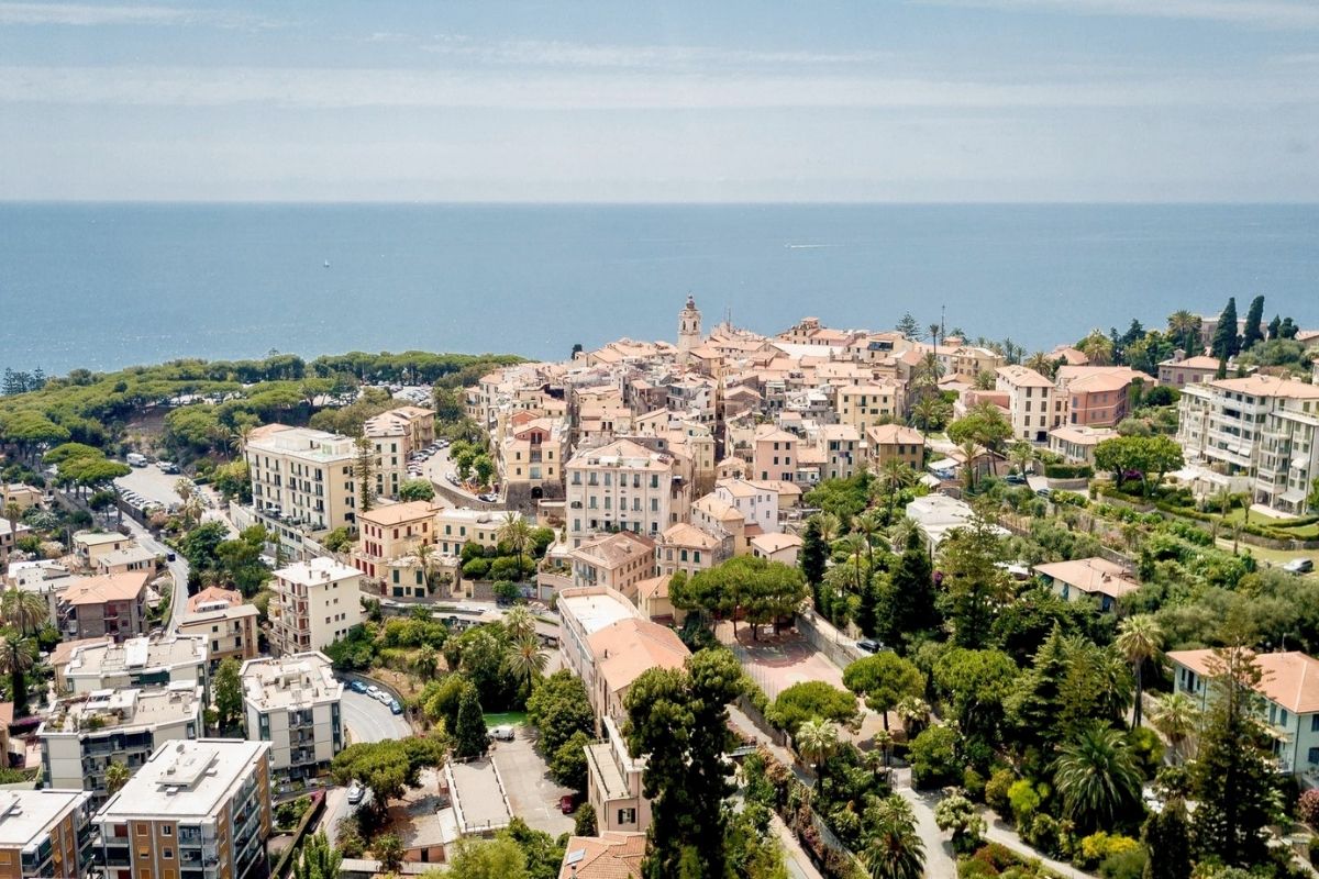 Vista panoramica di Bordighera, con giardini e mare sullo sfondo