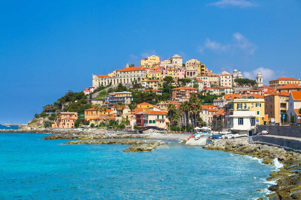 Vista panoramica di Imperia con il mare e la città, evidenzia il suo fascino