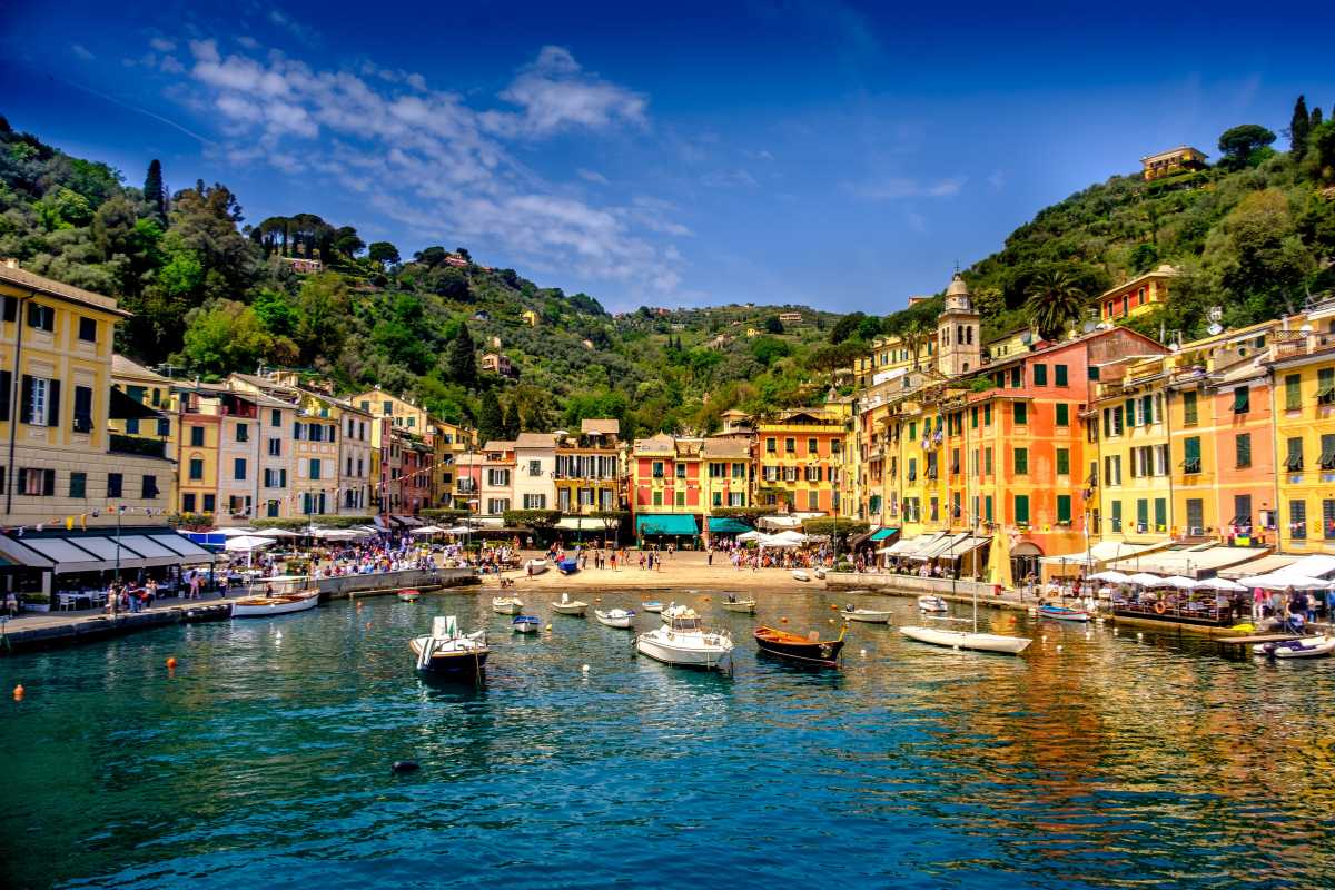 Vista panoramica del porticciolo di Portofino con le sue case colorate
