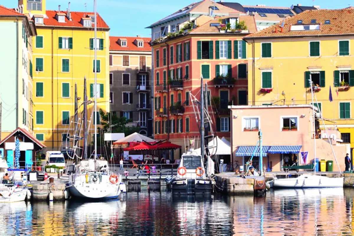 Una vista panoramica della città di Savona con il mare sullo sfondo