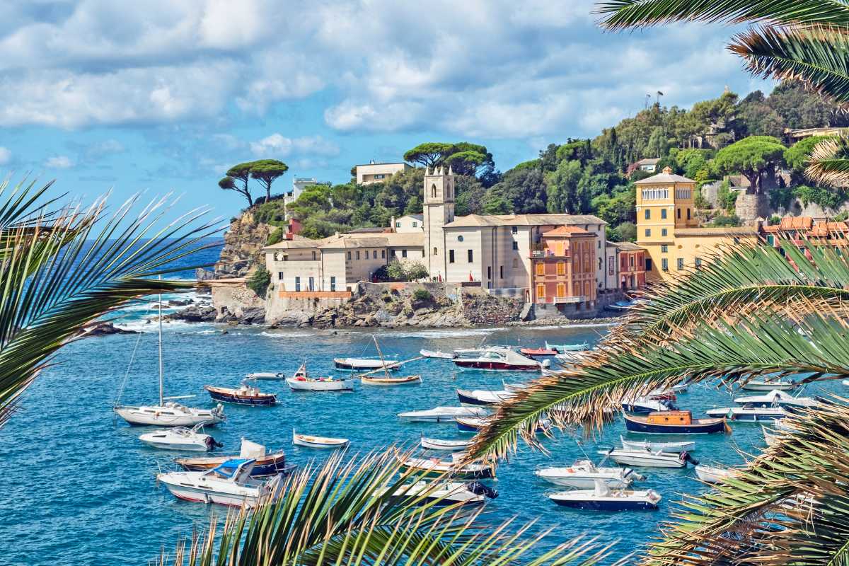 Vista panoramica della Baia del Silenzio a Sestri Levante, con case colorate e mare cristallino
