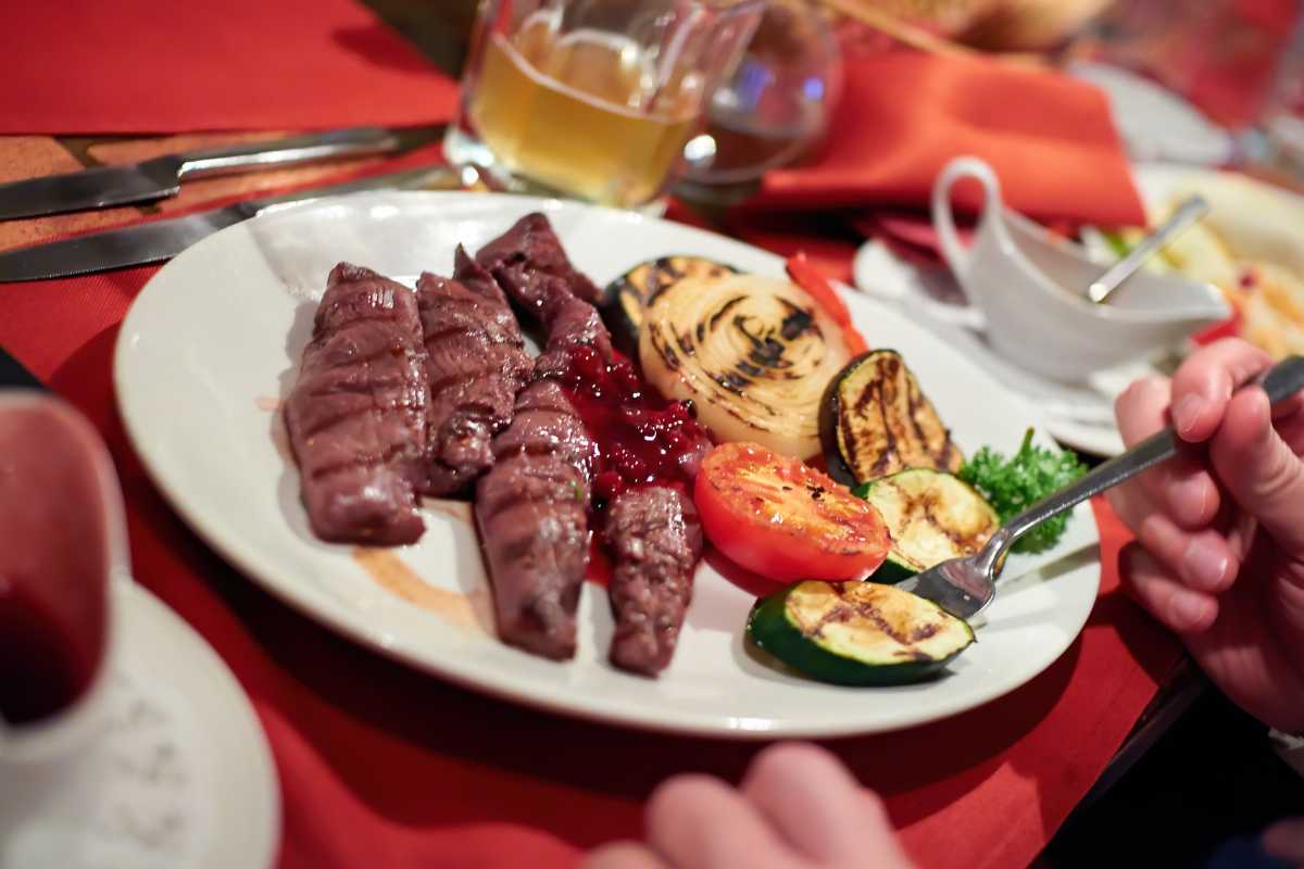 Mercato di Bordighera con banchi di cibo fresco e specialità locali