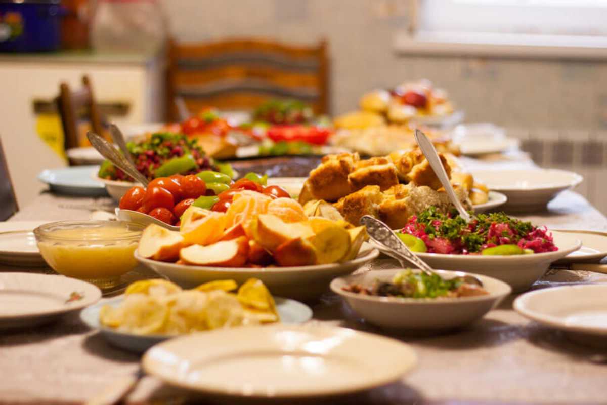 Vista panoramica del porticciolo di Portofino con ristoranti e bar in primo piano