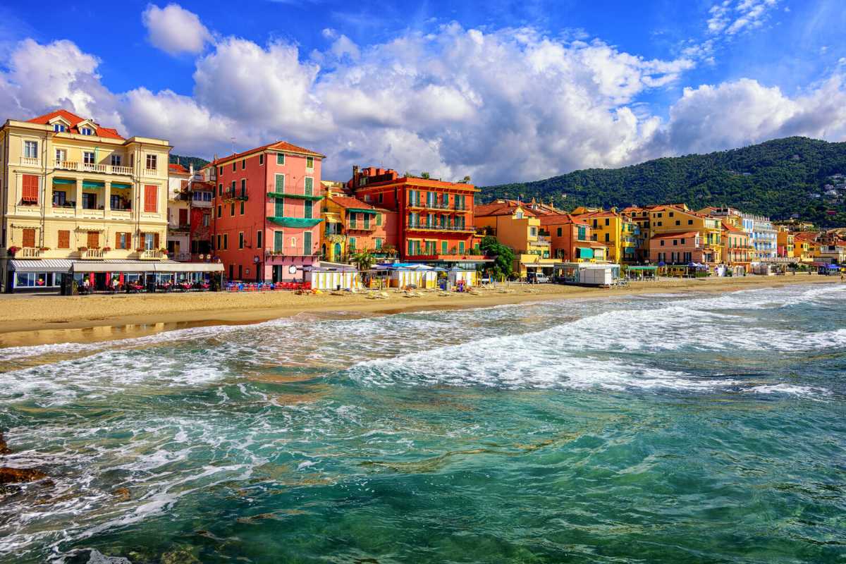 Manifestazione culturale a Bordighera con artisti e spettatori