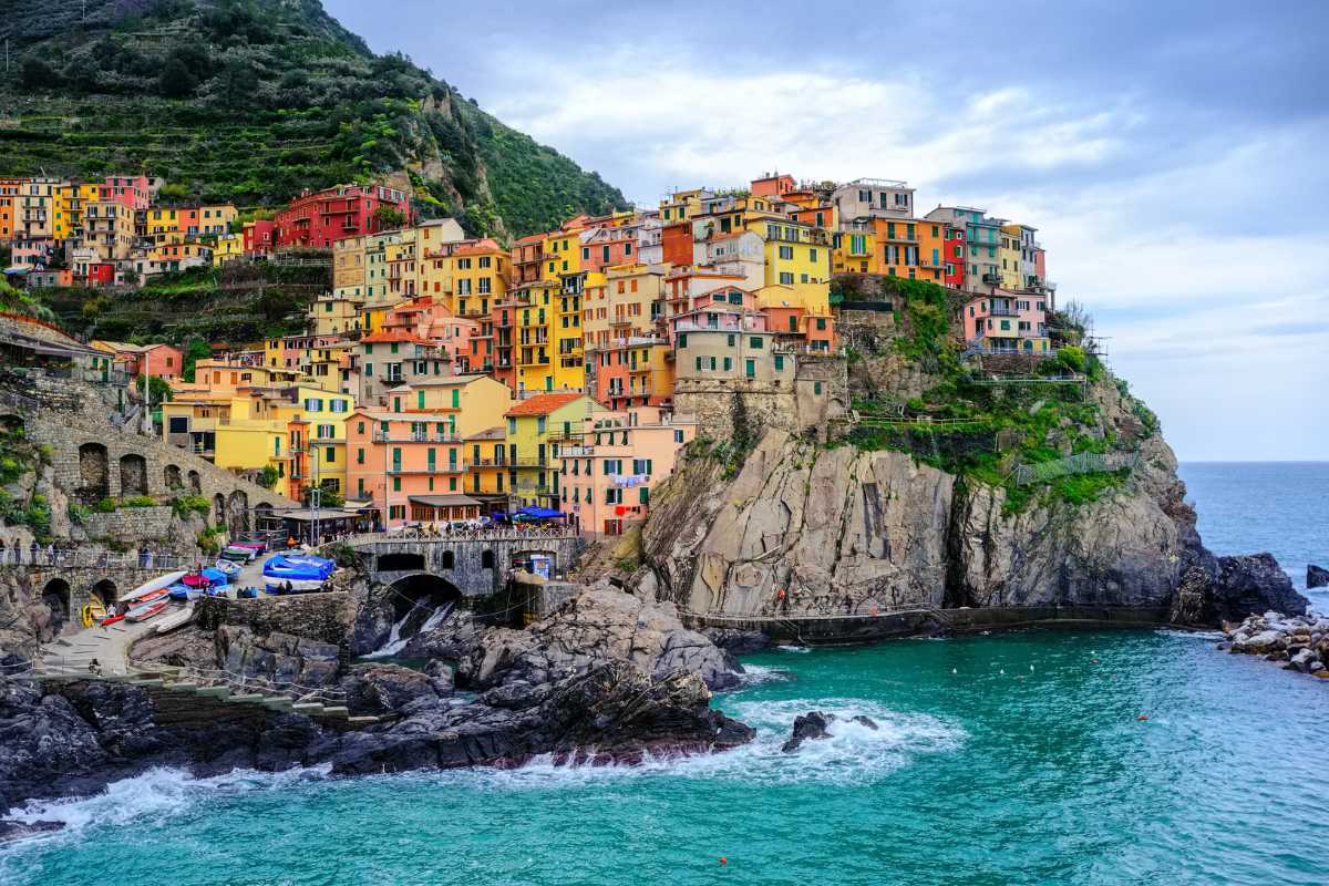 Panorama delle Cinque Terre con vista sui borghi e sul mare