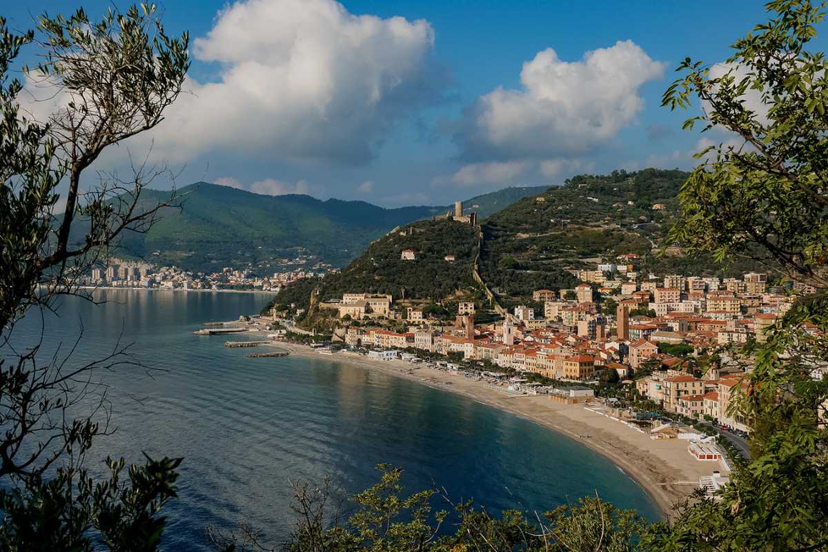 Vista panoramica di Finale Ligure con eventi in corso, spiagge e borgo medievale