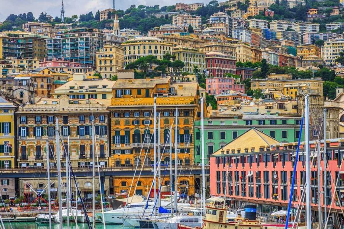 Vista panoramica del porto di Genova con eventi e feste in corso