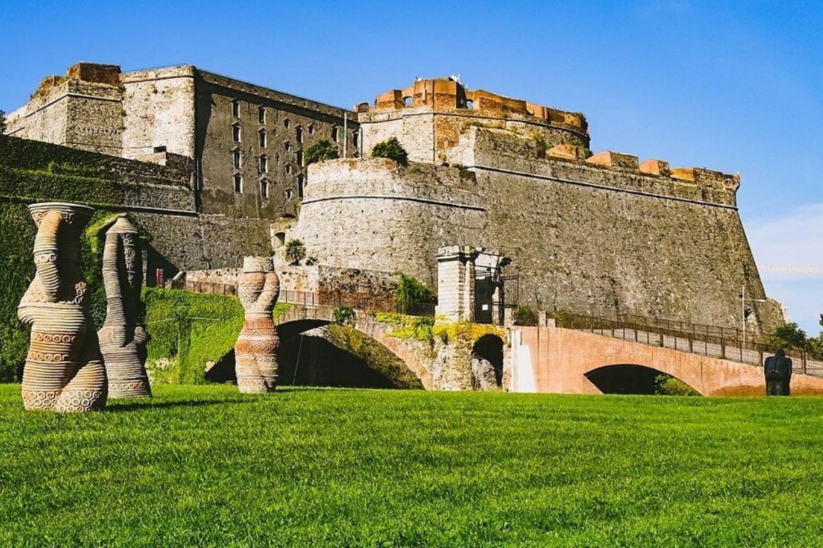 Vista della Fortezza del Priamar a Savona durante un evento culturale