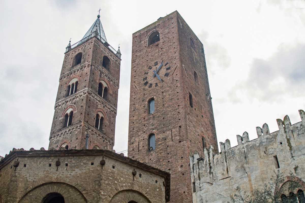Vista panoramica del centro storico di Albenga con torri medievali e battistero