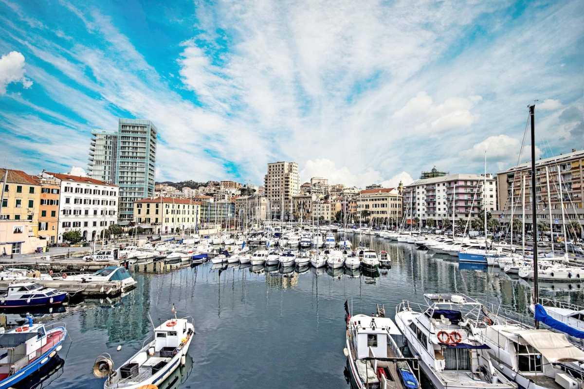 Veduta panoramica di Savona con il porto e la Fortezza del Priamar in evidenza