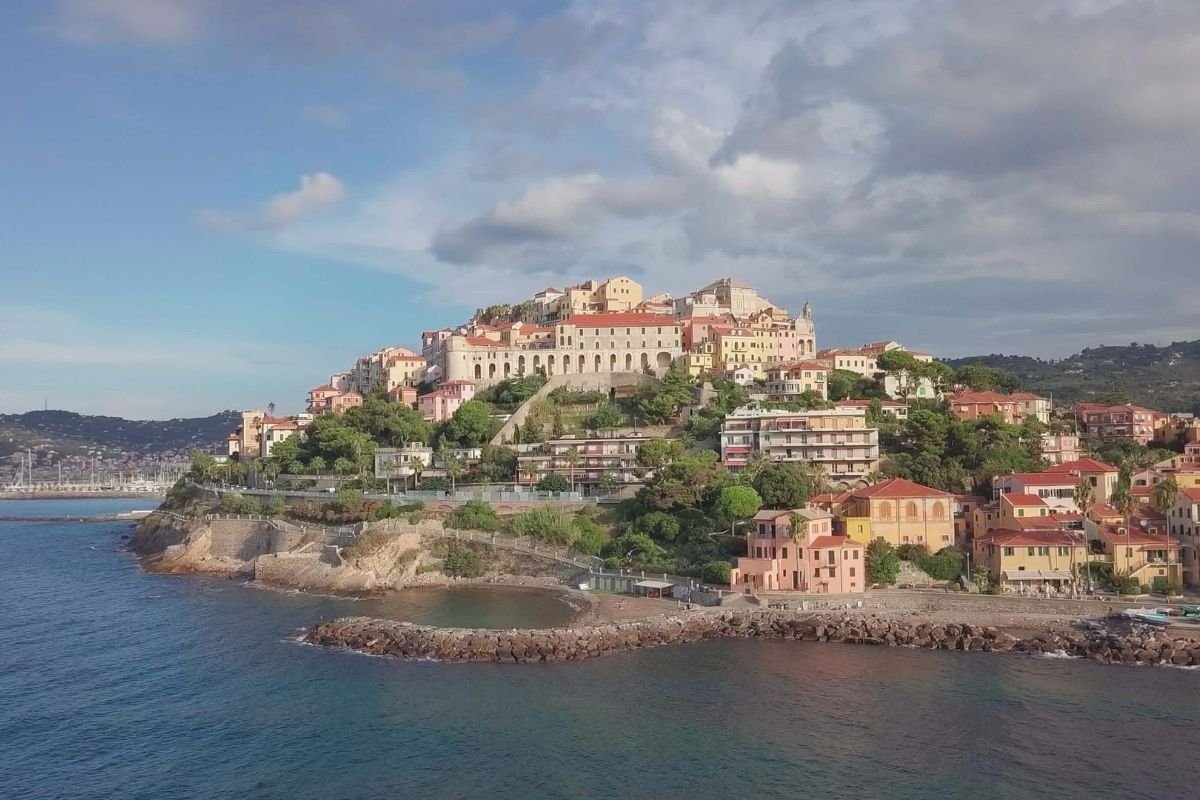 Vista panoramica su Imperia e il suo territorio naturale, uliveti e mare