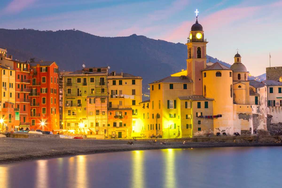 Vista di Camogli al tramonto con il mare e le case colorate