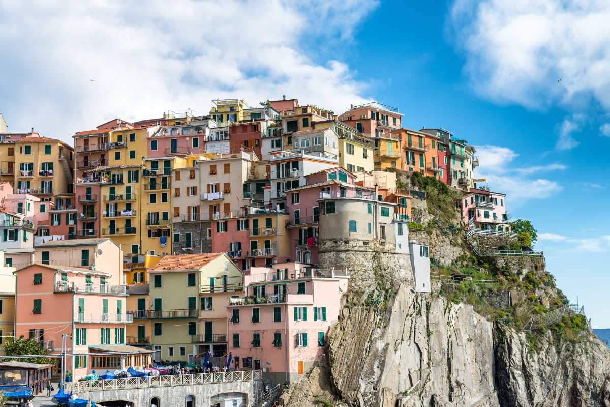 Vista panoramica delle Cinque Terre, evidenziando i colori vivaci delle case e il mare blu