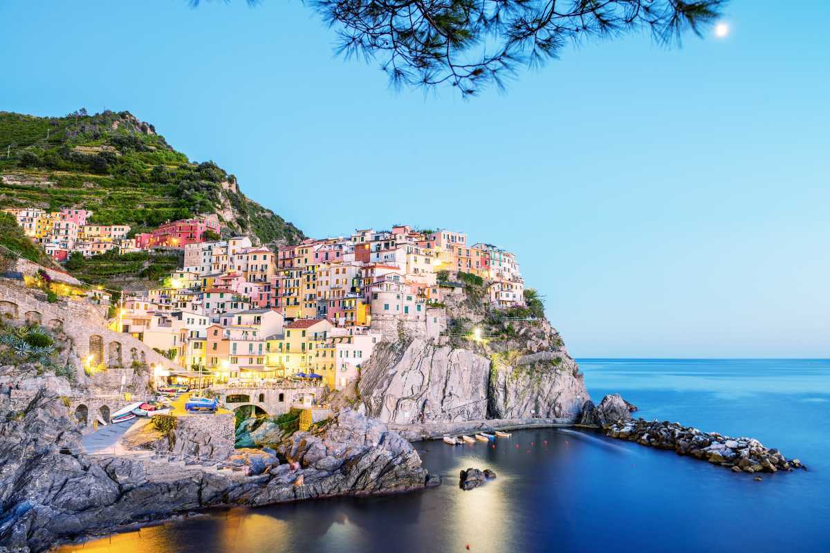 Vista panoramica delle spiagge delle Cinque Terre con borghi sullo sfondo
