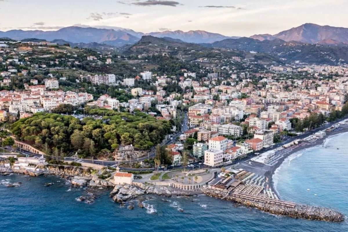 Vista panoramica delle spiagge di Bordighera durante il tramonto