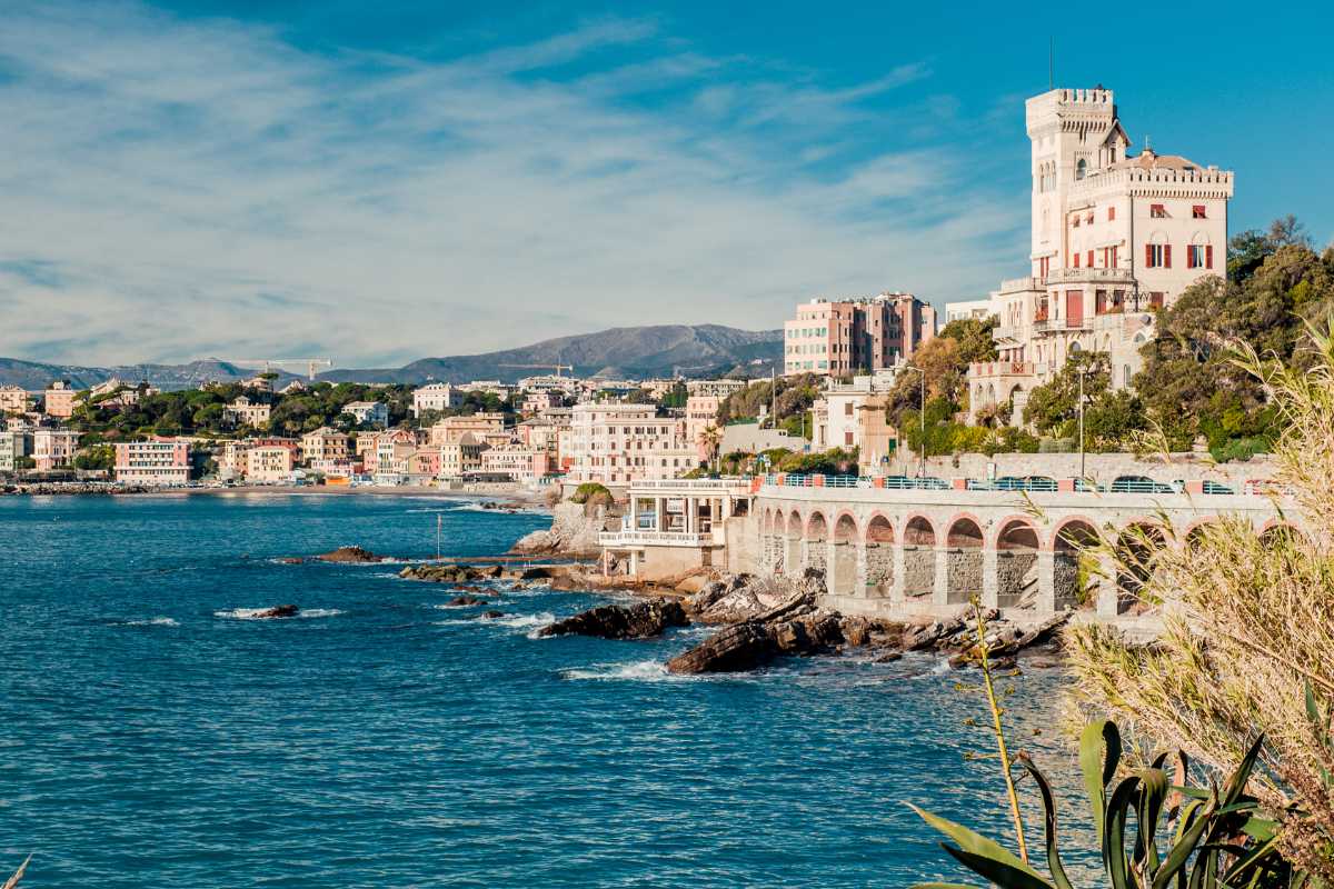 Spiaggia di Boccadasse al tramonto con gente che si rilassa