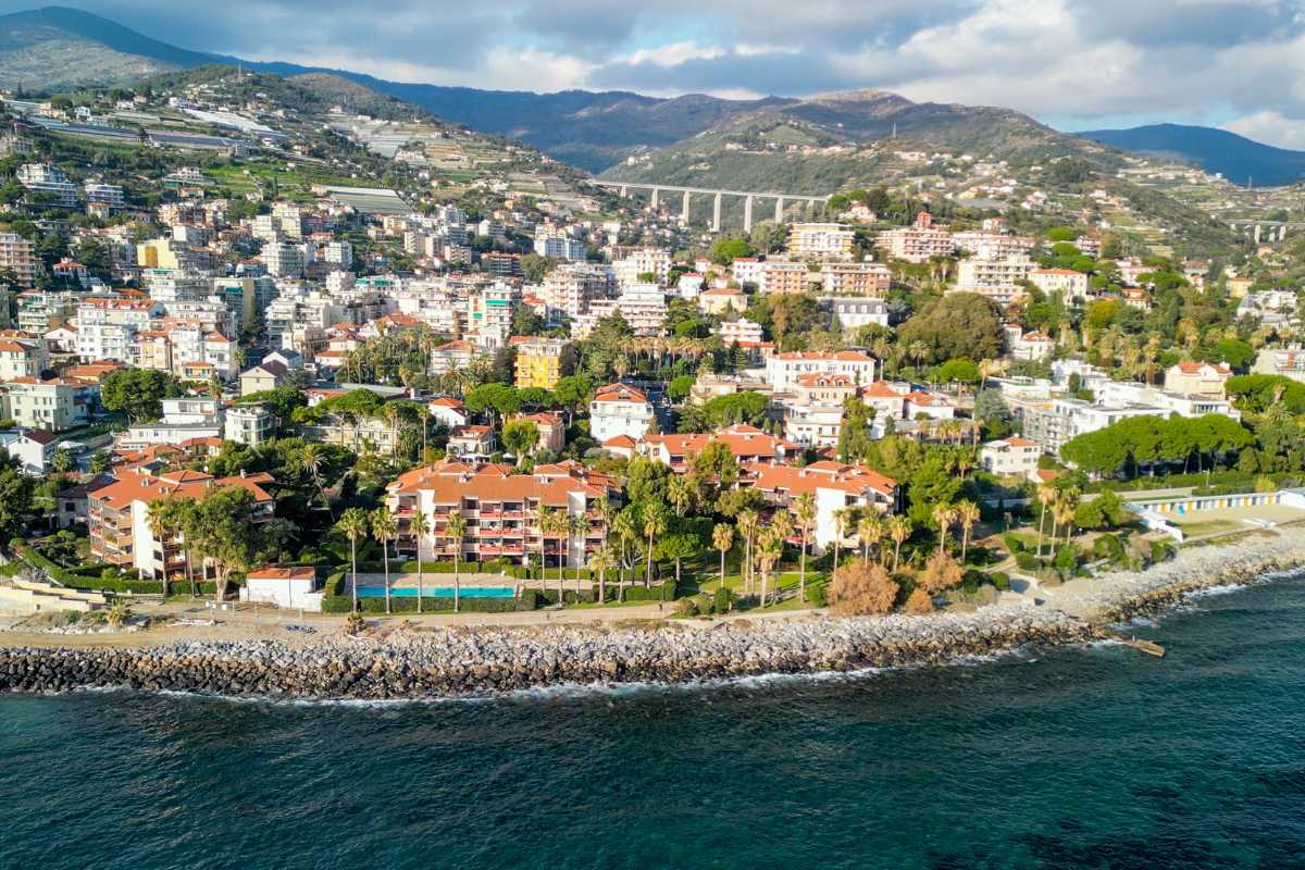 Panorama delle spiagge di Sanremo e attività balneari