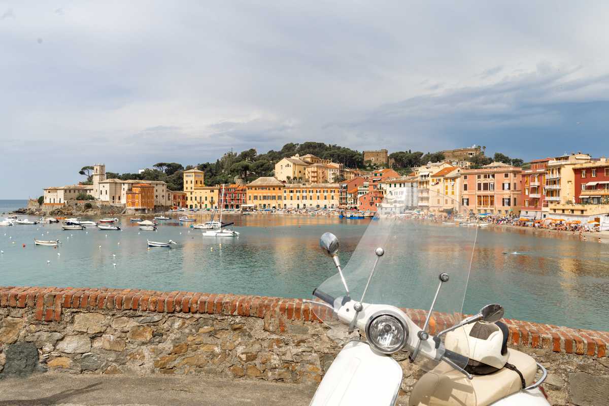 Vista panoramica delle spiagge di Sestri Levante, con la Baia del Silenzio e la Baia delle Favole