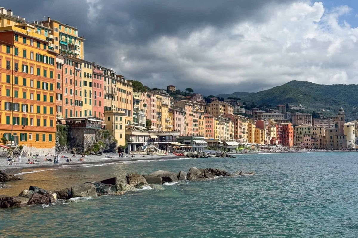 Spiaggia di Camogli con turisti e case colorate sullo sfondo