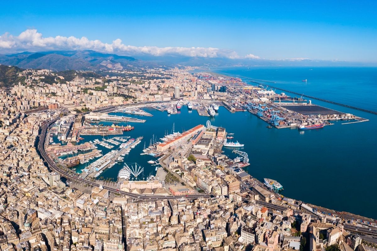Panorama del Porto Antico di Genova, con vista sull'Acquario e i palazzi storici