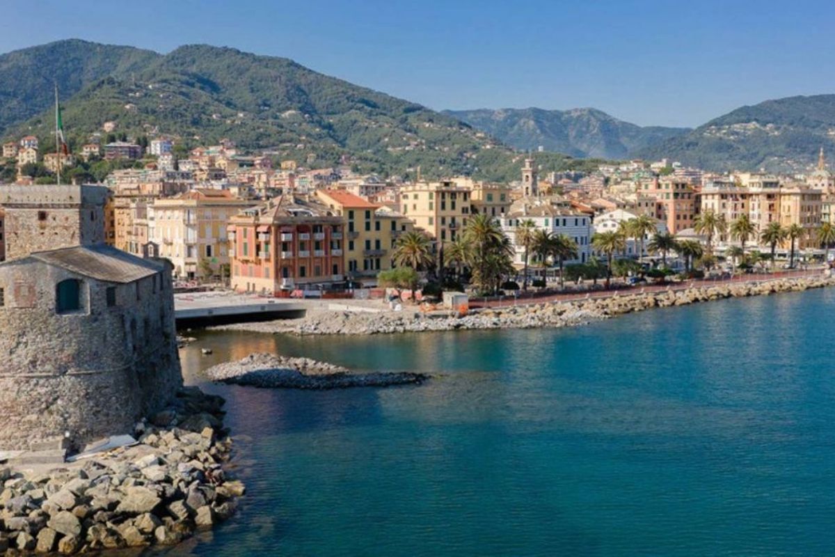 Veduta panoramica di Rapallo con il castello sul mare e il lungomare
