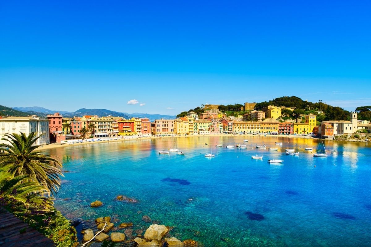 Vista panoramica della Baia del Silenzio e delle case colorate di Sestri Levante